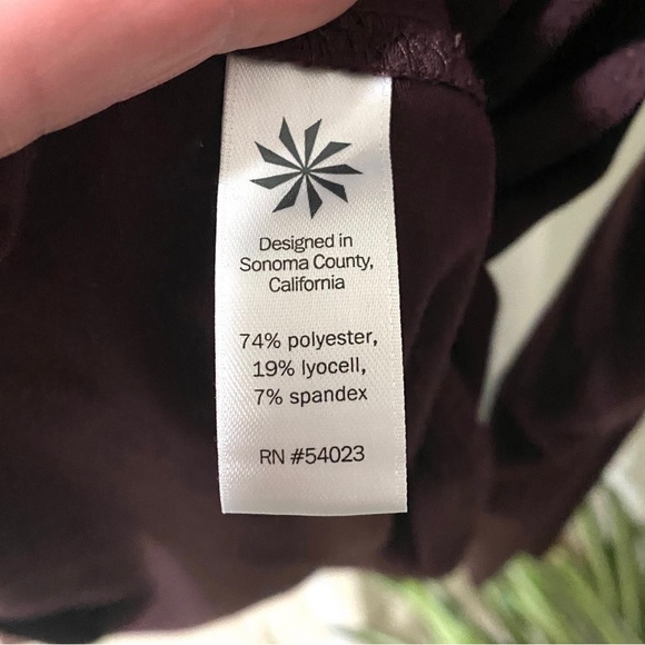 Athleta, Long Sleeve Activewear Open Back Twist Maroon Color EUC XS - Picture 8 of 8